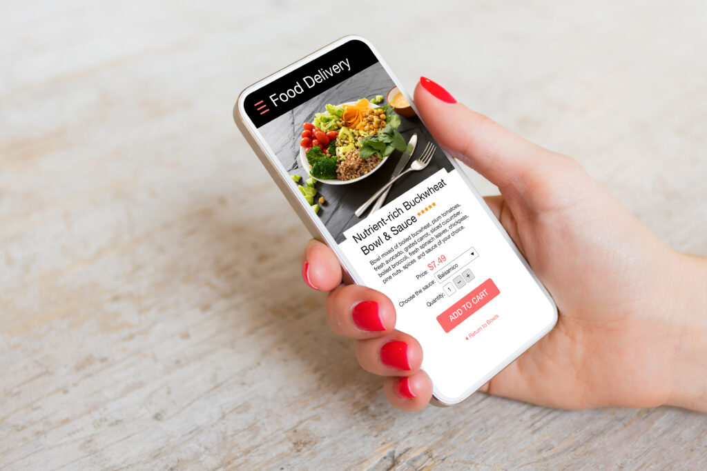 Frau bestellt Essen mit der Food Meisterei App