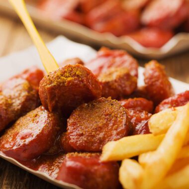 Currywurst mit Fritten