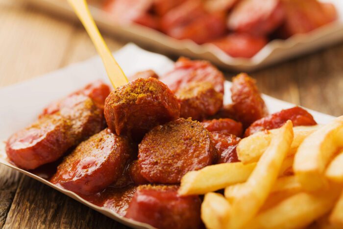 Currywurst mit Fritten